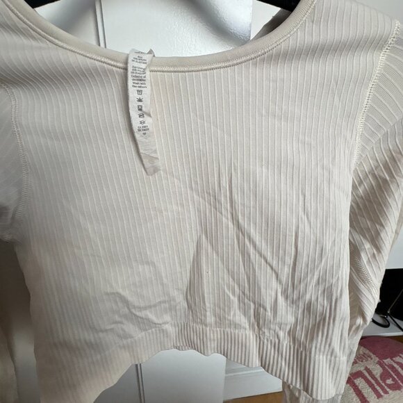 Lululemon Ebb Cropped Long Sleeve Shirt Beige Ribbed Knit Round Neck Sz 6 - Picture 3 of 7